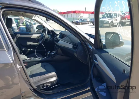 2015 BMW X1 xDrive28I z USA, uszkodzony, nr VIN WBAVL1C56FVY34809